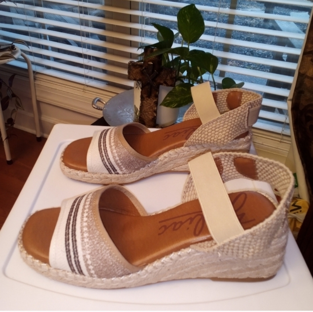 Zodiac Stylish Espadrille Sandals Women's 8  Tan Cream Brown Wedge 2.5 EUC - Picture 3 of 8